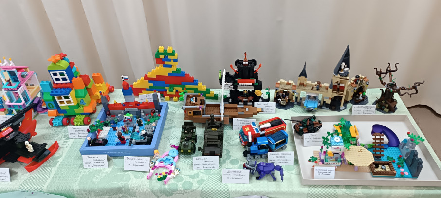 Выставка детско-родительских работ &quot;Lego-изобретения&quot;.